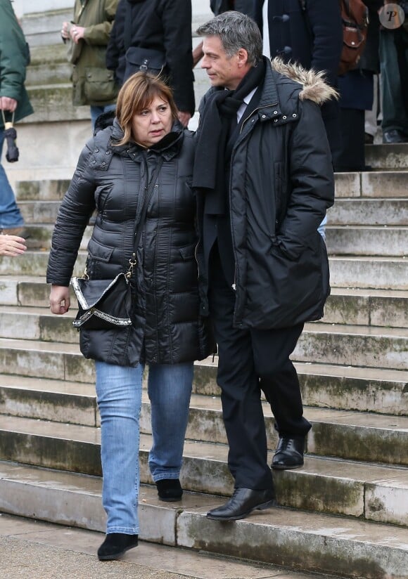Michèle Bernier et Bruno Gaccio à la sortie des obsèques de François Cavanna au Père Lachaise à Paris. Le 6 février 2014.