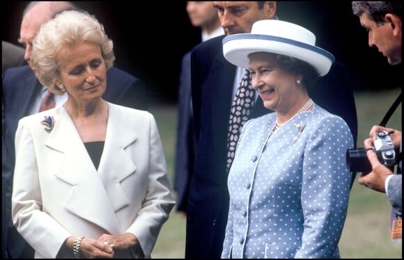Bernadette Chirac et Elizabeth II à Paris, le 8 juin 1992. 