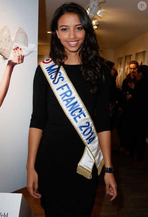 Exclusif - Flora Coquerel (Miss France 2014) lors du vernissage de l'exposition "Les filles à fromages" à la galerie Milk Factory à Paris, le 6 février 2014. C'est en images que les "filles à fromages" font leur grand retour à la Milk Factory (Paris 11e), s'affichant comme des toiles de Wahrol avec leur fromage préféré, pour une première exposition photographique signée Thomas Laisné.