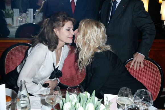 Fanny Ardant et Sandrine Kiberlain s'affronteront dans la catégorie Meilleure actrice mais pour le moment elles partagent un moment complice au déjeuner des nommés aux César au Fouquet's à Paris, le 8 février 2014.