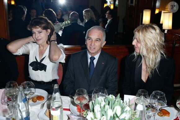 Fanny Ardant et Sandrine Kiberlain entourent Alain Terzian, président de l'Académie des Cesar, au déjeuner des nommés au Fouquet's à Paris, le 8 février 2014.