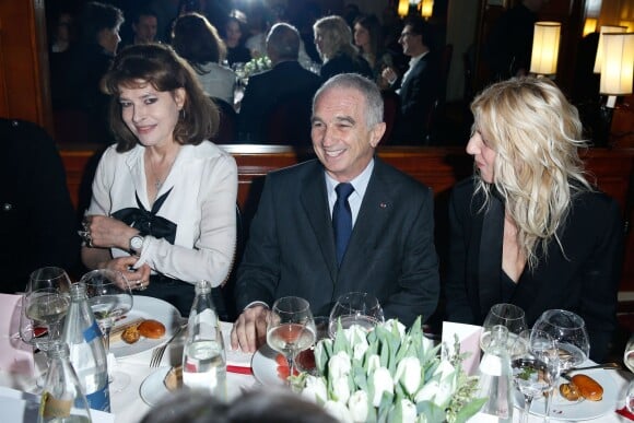 Fanny Ardant et Sandrine Kiberlain entourent Alain Terzian au déjeuner des nommés au Fouquet's à Paris, le 8 février 2014.