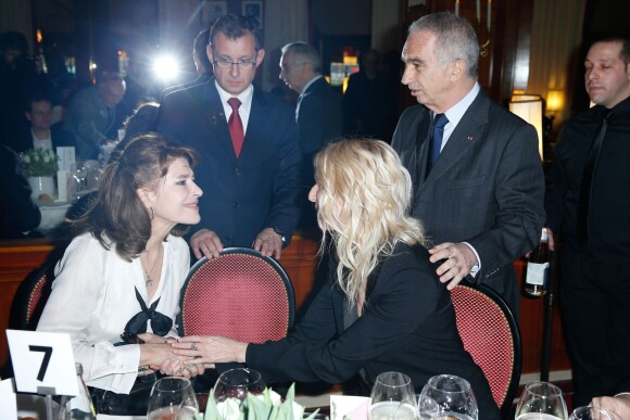 Fanny Ardant et Sandrine Kiberlain s'affronteront bientôt dans la catégorie Meilleure actrice mais pour le moment elles partagent un moment complice au déjeuner des nommés aux César au Fouquet's à Paris, le 8 février 2014.