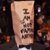 Shia LaBeouf, un sac sur la tête (où il est inscrit "Je ne suis plus célèbre"), à la première de Nymphomaniac au 64e Festival International du film de Berlin, le 9 février 2014.