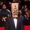 Shia LaBeouf, un sac sur la tête (où il est inscrit "Je ne suis plus célèbre"), à la première de Nymphomaniac au 64e Festival International du film de Berlin, le 9 février 2014.