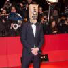Shia LaBeouf, un sac sur la tête (où il est inscrit "Je ne suis plus célèbre"), à la première de Nymphomaniac au 64e Festival International du film de Berlin, le 9 février 2014.