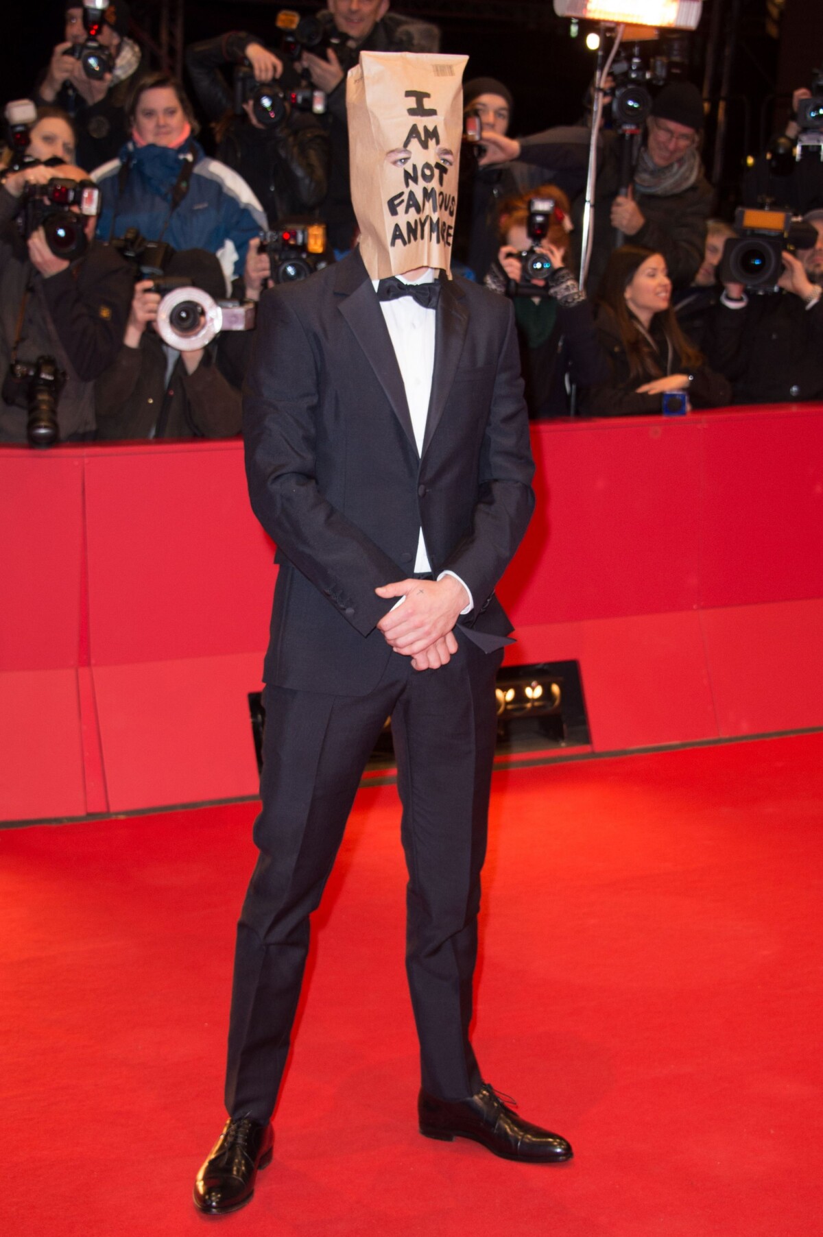 Photo : Shia LaBeouf, un sac sur la tête (où il est inscrit 