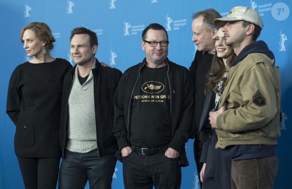 Uma Thurman, Christian Slater, Lars von Trier, Stellan Skarsgard, Stacy Martin et Shia LaBeouf au photocall du film Nymphomaniac lors du 64e festival de Berlin en Allemagne le 9 février 2014.