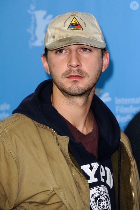 Shia LaBeouf, look négligé au photocall de Nymphomaniac à Berlin, le 8 février 2014.