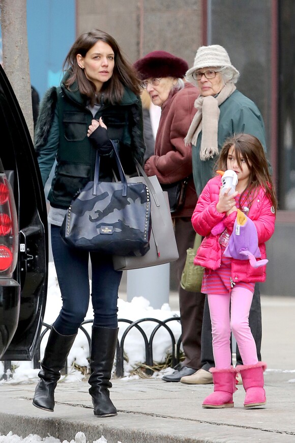 Katie Holmes accompagne sa fille Suri à la patinoire pour un après-midi avec des copines, à New York, le 9 février 2014.