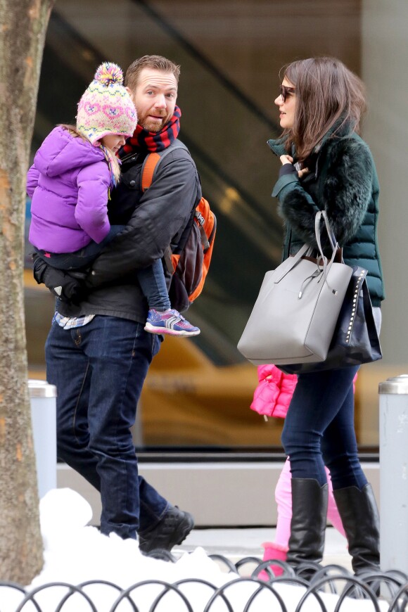 L'actrice Katie Holmes accompagne sa fille Suri à la patinoire pour un après-midi avec des copines, à New York, le 9 février 2014.