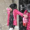 Suri Cruise s'éclate dans la neige, à New York, le 21 janvier 2014.