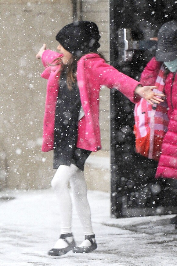 Suri Cruise s'éclate dans la neige, à New York, le 21 janvier 2014.