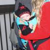 La chanteuse Fergie à l'aéroport de Los Angeles avec son fils Axl, le 10 février 2014.