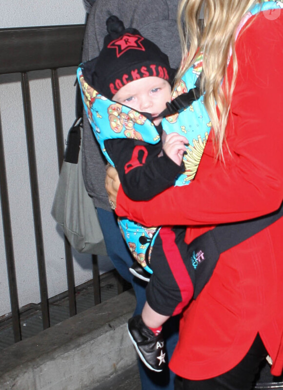 La chanteuse Fergie à l'aéroport de Los Angeles avec son fils Axl, le 10 février 2014.