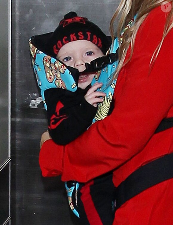 Fergie prend un vol à l'aéroport de Los Angeles avec son fils Axl, le 10 février 2014.