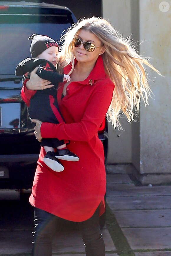 Fergie et son fils Axl dans les rues de Brentwood, le 10 février 2014.