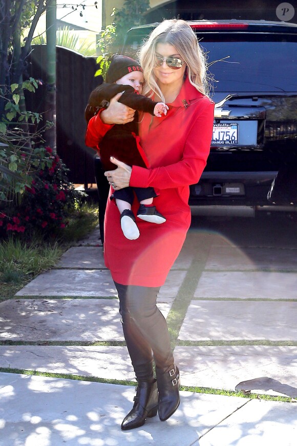 Fergie et son fils Axl dans les rues de Brentwood, le 10 février 2014.