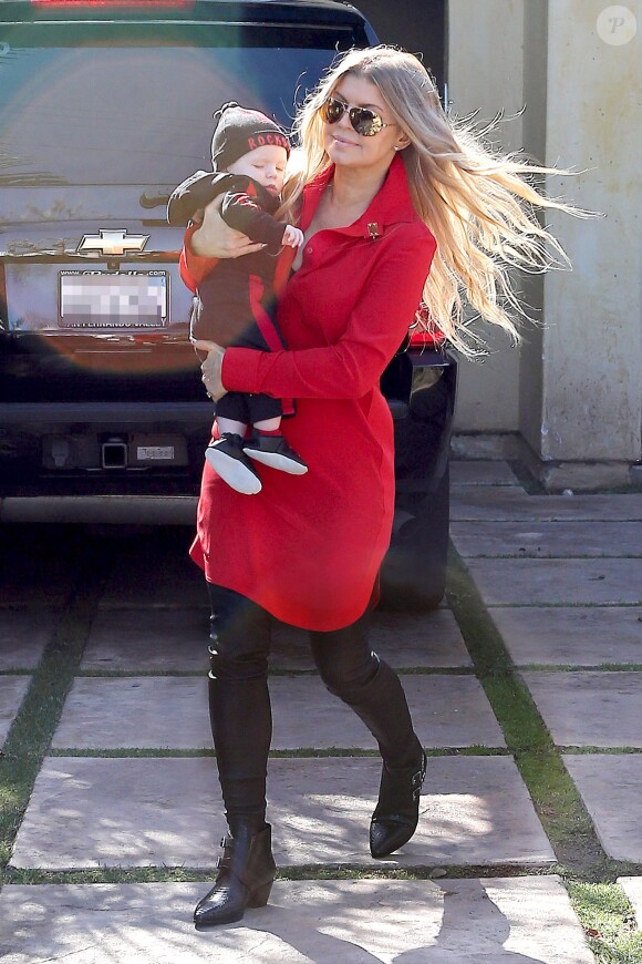 Fergie et son fils Axl dans les rues de Brentwood, le 10 février 2014.