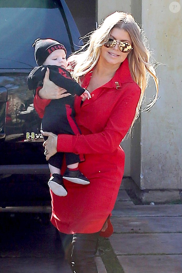 Fergie et son fils Axl dans les rues de Brentwood, le 10 février 2014.