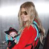 Fergie prend un vol à l'aéroport de Los Angeles avec son fils Axl, le 10 février 2014.