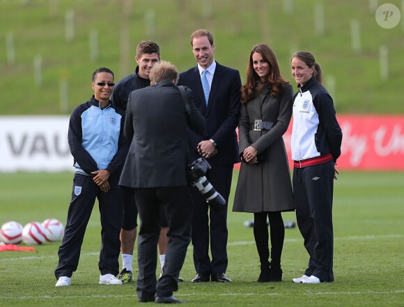 Hope Powell, la manager de l'équipe de foot britannique féminine, le capitaine de l'équipe masculine Steven Gerrard, le prince William et son épouse Catherine, la capitaine de l'équipe féminine d'Angleterre Casey Stoney au Football Association's National Football Centre à St George's Park à Burton-upon-Trent, le 9 octobre 2012