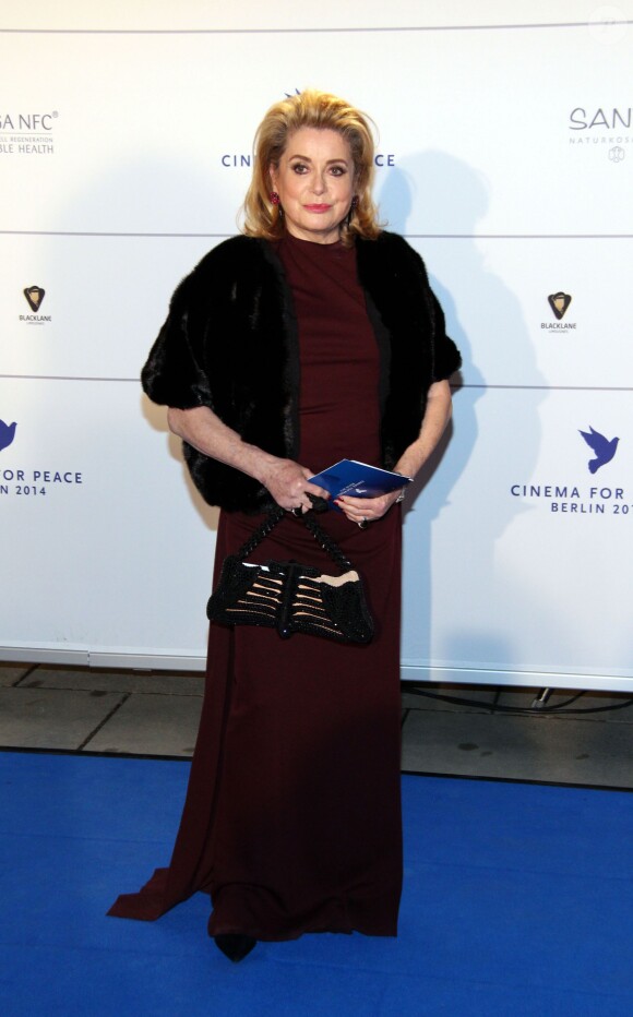 Catherine Deneuve lors du Gala "Cinema for Peace" pendant le 64e festival international du film de Berlin, le 10 février 2014.