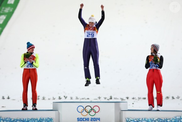 Coline Mattel, aux côtés de la championne olympique Vogt et d'Iraschko, a remporté la médaille de bronze lors de l'épreuve de saut à ski aux Jeux olympiques de Sotchi, le 11 février 2014
