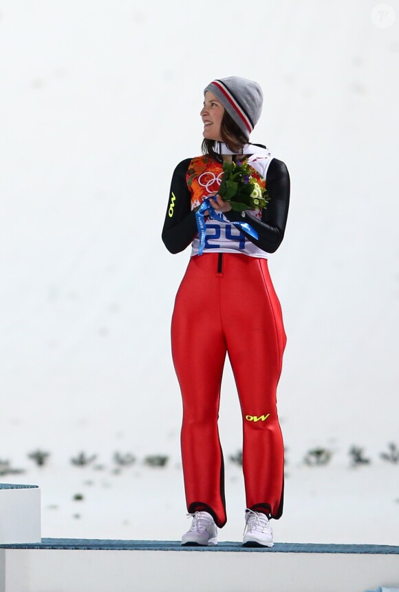 Coline Mattel sur la troisième marche du podium lors de l'épreuve de saut à ski aux Jeux olympiques de Sotchi, le 11 février 2014