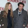 Nicolas Bedos et sa compagne Zoé lors de la première du film Monuments Men à l'UGC Normandie à Paris le 12 février 2014.