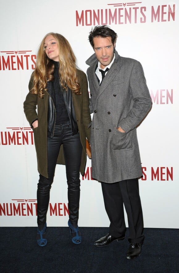Nicolas Bedos et sa compagne à la première du film Monuments Men à l'UGC Normandie à Paris le 12 février 2014.