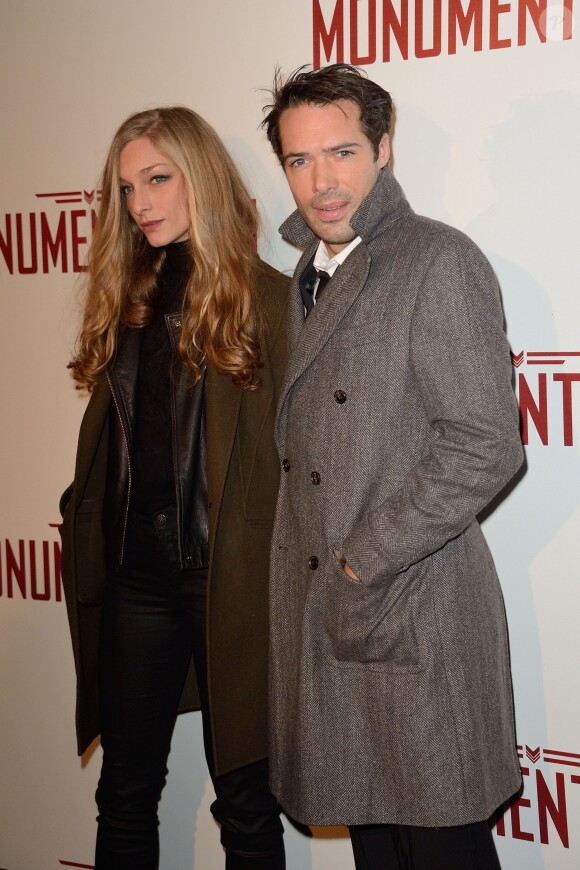 Nicolas Bedos et sa girlfriend à la première du film Monuments Men à l'UGC Normandie à Paris le 12 février 2014.