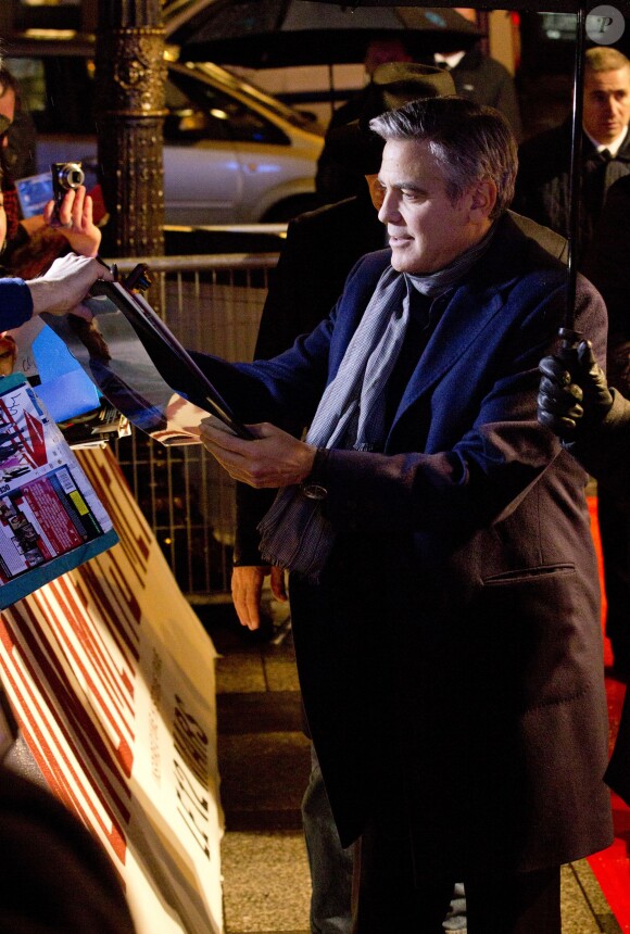 George Clooney avec les fans à la première du film Monuments Men à l'UGC Normandie à Paris le 12 février 2014.