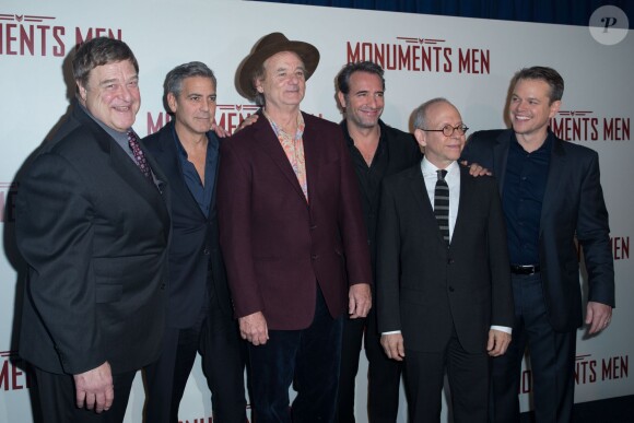 John Goodman, George Clooney, Bill Murray, Jean Dujardin, Bob Balaban et Matt Damon à la première du film Monuments Men à l'UGC Normandie à Paris le 12 février 2014.