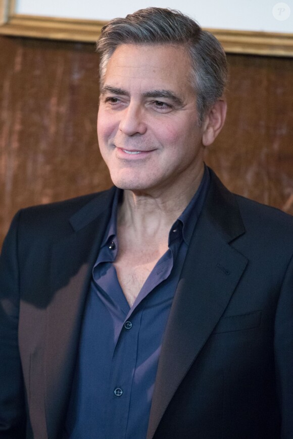 George Clooney lors du photocall du film "Monuments Men" à l'hôtel Bristol à Paris le 12 février 2004.
