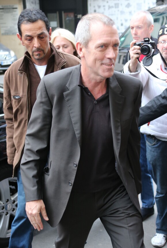 Hugh Laurie sort des studios de la radio RTL à Paris, le 29 avril 2013.