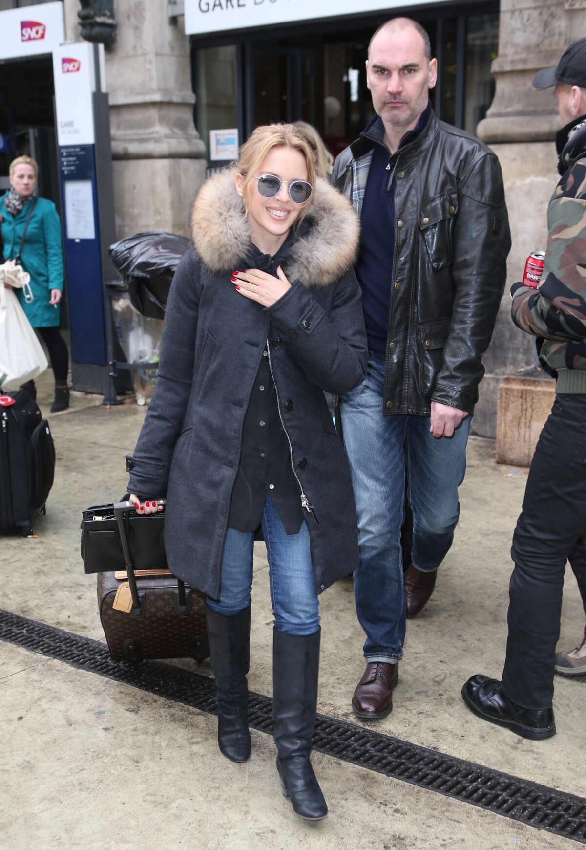 Vidéo : Kylie Minogue arrive à la Gare du Nord à Paris. La chanteuse se