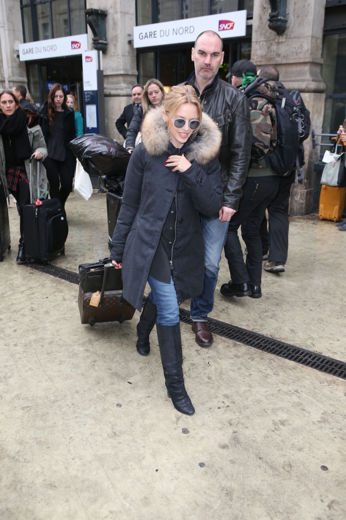 Vidéo : La chanteuse Kylie Minogue arrive à la Gare du Nord à Paris. La