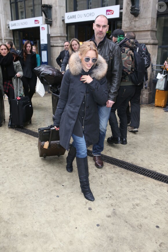 La chanteuse Kylie Minogue arrive à la Gare du Nord à Paris. La chanteuse se produira sur la scène de la Gaîté Lyrique ce soir, à l'occasion du concert "French Kiss Love Music Night" organisée par Colette, le 14 février 2014.