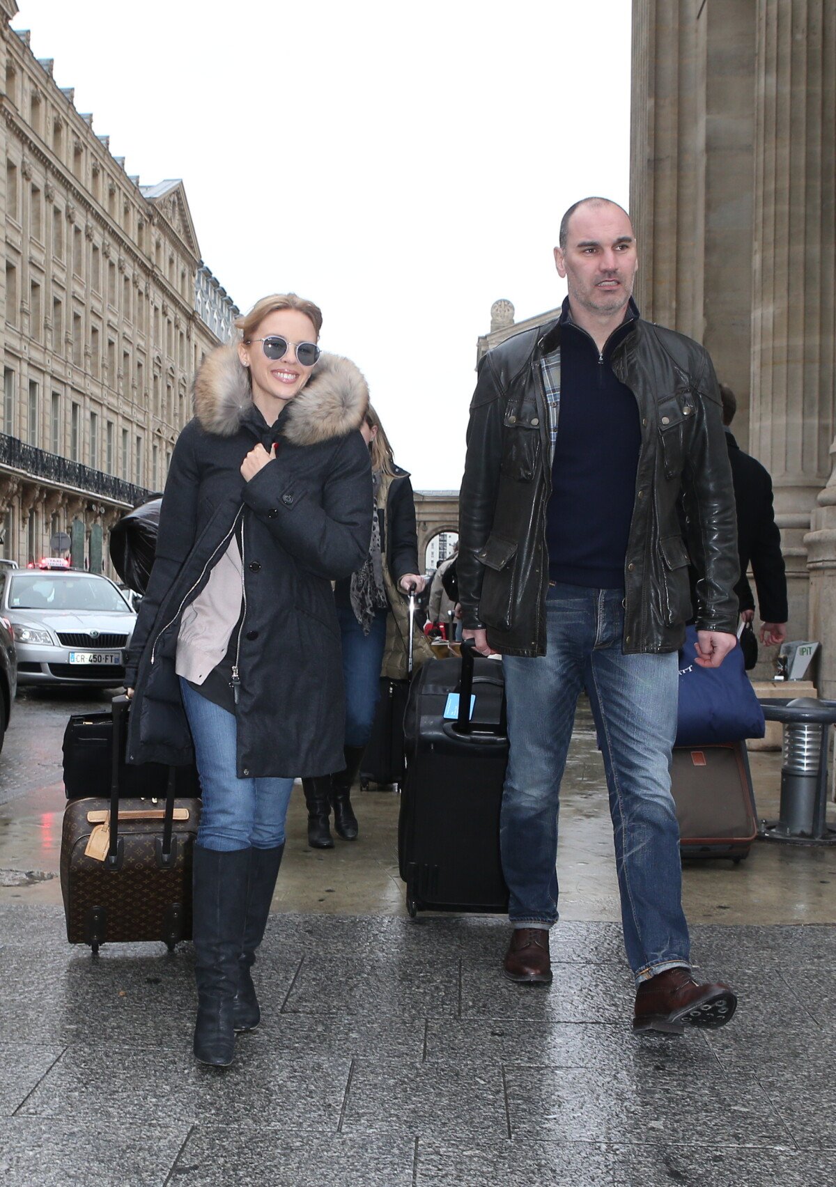 Vidéo : Kylie Minogue arrive à Paris. La chanteuse se produira sur la