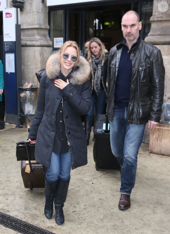 Kylie Minogue arrive à la Gare du Nord à Paris. La chanteuse se produira sur la scène de la Gaîté Lyrique ce soir, à l'occasion du concert "French Kiss Love Music Night" organisée par Colette, le 14 février 2014.