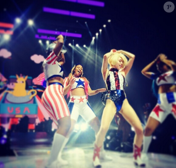 Miley Cyrus en pleines répétitions pour sa grande tournée, Bangerz Tour, prévue pour débuter le 14 février 2014.
