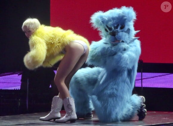 La popstar Miley Cyrus en concert lors de sa tournée "Bangerz" au "Rogers Arena" à Vancouver, Canada, le 14 février 2014.