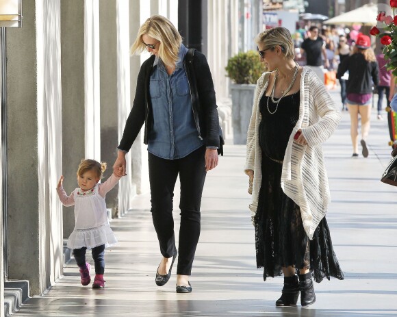 Elsa Pataky, très enceinte, se balade le jour de la Saint-Valentin avec sa fille India Rose et sa belle-mère Leonie à Santa Monica. Le 14 février 2014.