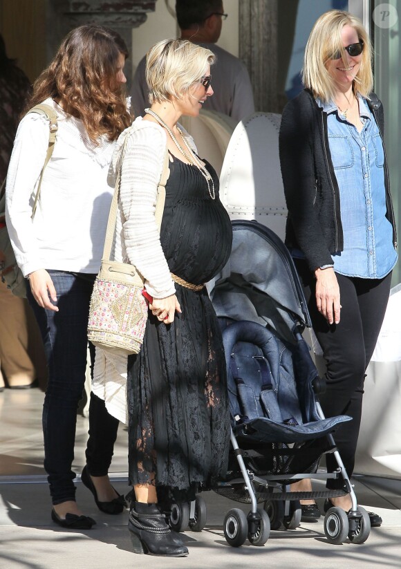 Elsa Pataky, enceinte, se balade le jour de la Saint-Valentin avec sa fille India Rose et sa belle-mère Leonie à Santa Monica. Le vendredi 14 février 2014.