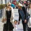 Elsa Pataky, enceinte, se balade le jour de la Saint-Valentin avec sa fille India Rose et sa belle-mère Leonie à Santa Monica. Le 14 février 2014.