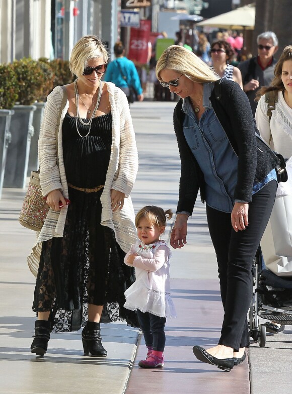 Elsa Pataky, enceinte, se balade le jour de la Saint-Valentin avec sa fille India Rose et sa belle-mère Leonie à Santa Monica. Le 14 février 2014.