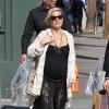 Elsa Pataky, enceinte, se balade le jour de la Saint-Valentin avec sa fille India Rose et sa belle-mère Leonie à Santa Monica. Le 14 février 2014.