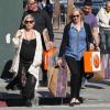 Elsa Pataky, enceinte, se balade le jour de la Saint-Valentin avec sa fille India Rose et sa belle-mère Leonie à Santa Monica. Le 14 février 2014.