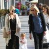 Elsa Pataky, enceinte, se balade le jour de la Saint-Valentin avec sa fille India Rose et sa belle-mère Leonie à Santa Monica. Le 14 février 2014.
